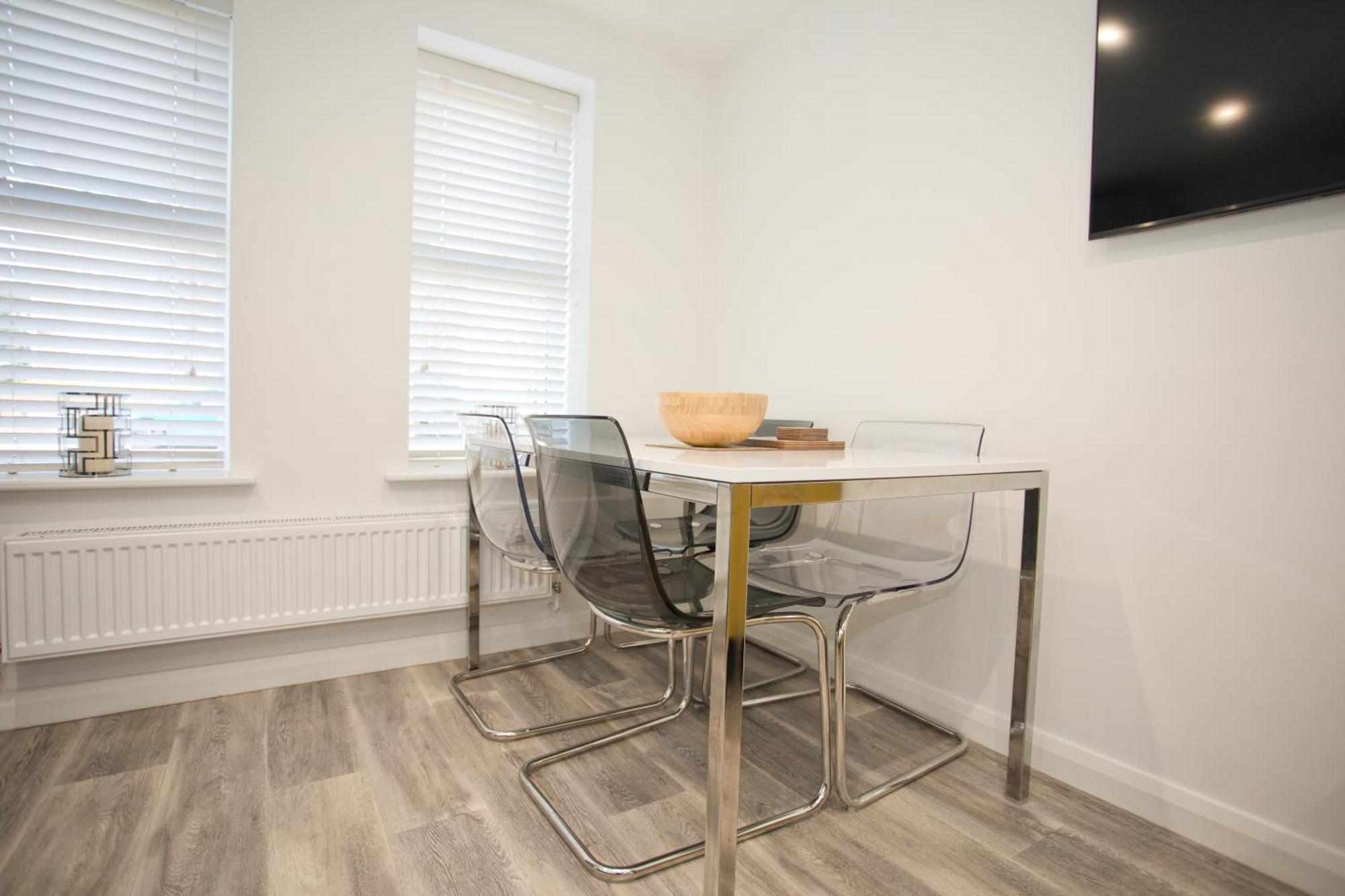 Sea Air - 2 Bedrooms - Parking - Mins To *